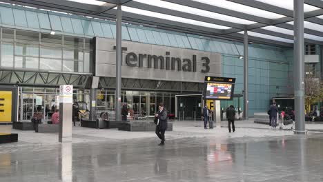 6-De-Noviembre-De-2022---Entrada-De-Salidas-De-La-Terminal-3-En-El-Aeropuerto-De-Heathrow-Con-Gente-Caminando