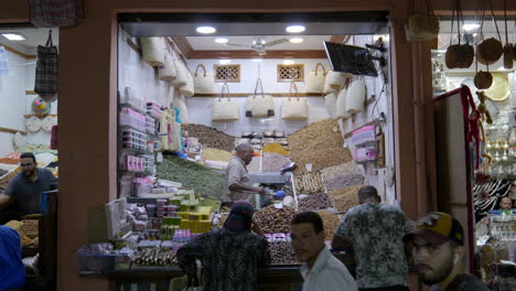 Mann-Verkauft-Verschiedene-Arten-Von-Nüssen-In-Marrakesch,-Marokko