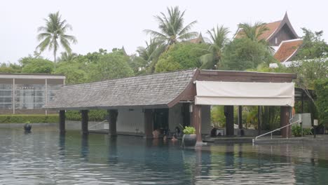 Vista-Del-Edificio-De-Arquitectura-De-Estilo-Tailandés-Con-Una-Enorme-Piscina-Dentro-Del-Resort-Y-Spa-Jw-Marriott-Khaolak-En-Las-Vacaciones-De-Verano