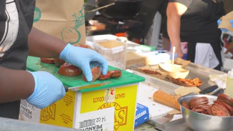 Chef-Cortando-Tomates-Reliquia-Nueva-Orleans-Cocinando-Sándwiches-Poboy