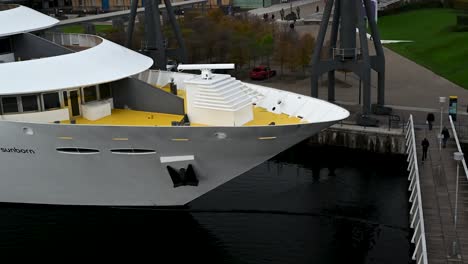 Vorbei-An-Der-Sonnengeborenen-Yacht-In-Der-Nähe-Von-Excel,-London,-Vereinigtes-Königreich