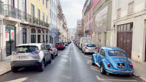 Calle-Larga-En-El-Distrito-De-La-Ciudad-Vieja-De-Lisboa-Con-Coche-Antiguo-Durante-El-Día