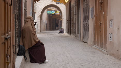 Woman-in-Marrakesh-in-traditional-dress-talking-over-the-phone,-static,-day