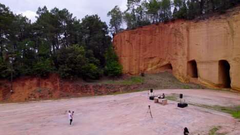 Antena:-Filmación-De-Video-Musical-En-La-Ubicación-De-Una-Mina-Abandonada-En-El-Sur-De-Francia