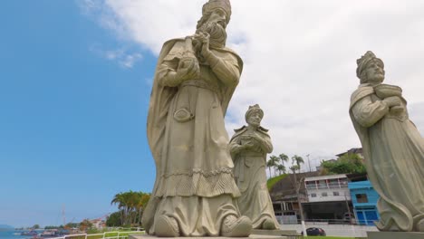 Angra-Dos-Reis,-Rio-De-Janeiro,-Brasilien---31.-Oktober-2022-Niedrigwinkelstatue-Der-Drei-Könige-In-Angra-Dos-Reis-Am-Anil-Beach