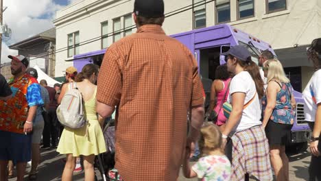 Menschenmenge-Passiert-Imbisswagen-New-Orleans-Poboy-Fest-Oak-Street