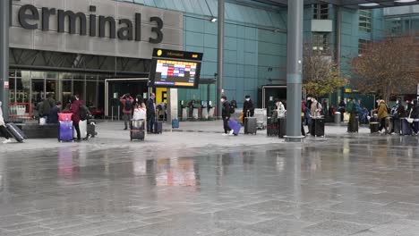 6.-November-2022---Ausländische-Schüler-Betreten-Das-Abflugterminal-Von-Heathrow-Terminal-3