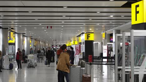 Dentro-De-Las-Salidas-De-La-Terminal-3-Del-Aeropuerto-De-Heathrow,-Londres