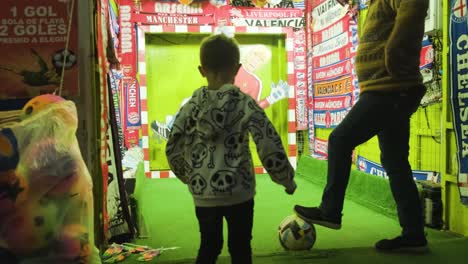 Joven-Divirtiéndose-En-El-Tiro-Penal-Atracción-Mecánica-En-El-Parque-De-Atracciones,-Carnaval-De-San-Froilán