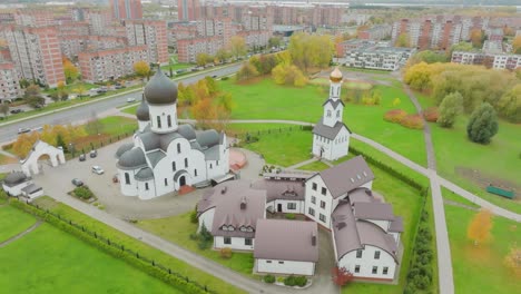 Una-Vista-Aérea-De-La-Iglesia-Ortodoxa-Pokrov-nikolskaya,-La-Iglesia-Se-Encuentra-En-La-Parte-Sur-De-La-Ciudad-De-Klaipeda