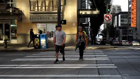 Zebrastreifen-Von-Seattle-Mit-Menschen,-Die-Die-Straße-An-Der-Ampel-überqueren,-Statische-Aufnahme