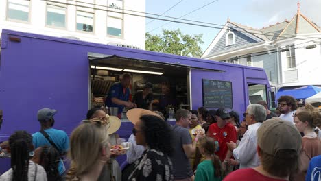 Multitud-En-El-Camión-De-Comida-Poboy-Fest-Día-De-Nueva-Orleans