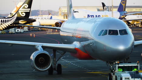 Vista-Estática-Del-Avión-Jetstar-Maniobrando-En-La-Pista-Del-Aeropuerto-Internacional-De-Auckland