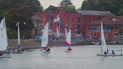 Escena-De-Personas-Entrenando-En-El-Club-Náutico-Baltic-Wharf-En-Bristol,-Inglaterra