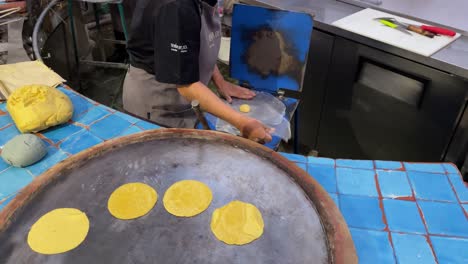 Toma-En-Cámara-Lenta-De-Una-Persona-Preparando-Tortillas