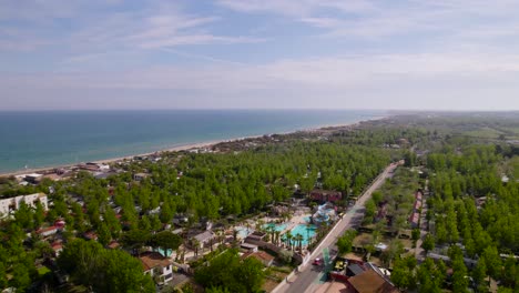 Absteigende-Luftaufnahme-Mit-Blick-Auf-Den-Campingplatz-Und-Den-Wasserpark-Von-Marsseillan