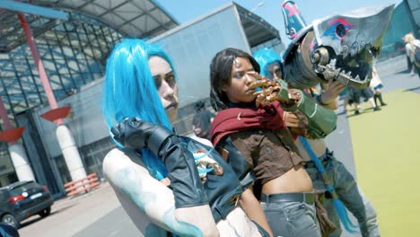 Toma-Cinematográfica-Reveladora-De-Cosplays-De-Múltiples-Personajes-En-La-Exposición-De-Japón-En-París