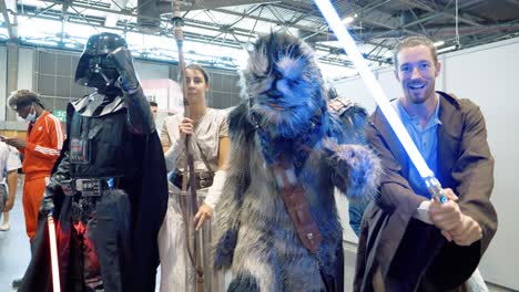 Toma-Cinematográfica-En-Cámara-Lenta-De-Personas-Que-Usan-Un-Traje-De-Cosplay-De-Starwars