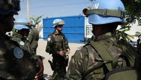 blue-helmets-group-in-Haiti