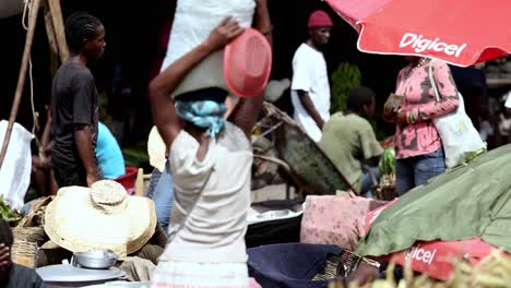 Una-Sesión-De-Sidecar-Revela-La-Pobreza,-Las-Crisis-Alimentarias-Y-Las-Malas-Condiciones-De-Vida