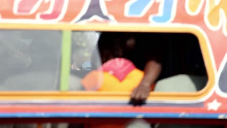 Gente-Negra-Comprando-Ropa-En-Un-Mercadillo-Rural-De-Segunda-Mano-En-Un-Pueblo-De-Chabolas