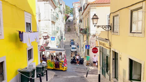 Schöne-Landschaft-Der-Alten-Straßenbahn-Eine-Berühmte-Touristenattraktion-In-Lissabon