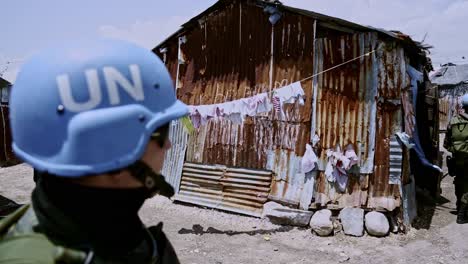 Patrulla-De-Mantenimiento-De-La-Paz-Camina-Por-Las-Estrechas-Calles-De-Cité-Soleil,-Misión-De-La-Onu