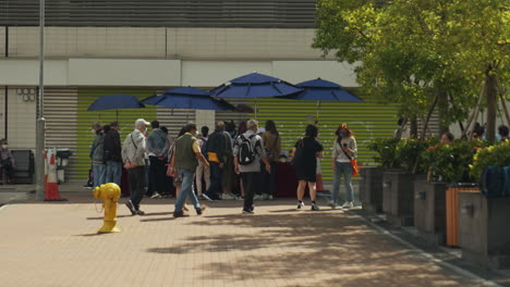 Vendedor-De-Puestos-De-Ropa-En-El-Centro-De-La-Ciudad-Durante-El-Día-Soleado