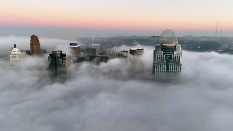 Vista-Aérea-Frente-Al-Centro-De-Cincinnati,-Amanecer-Brumoso-En-Ohio,-Ee.uu.---Seguimiento,-Disparo-De-Drones