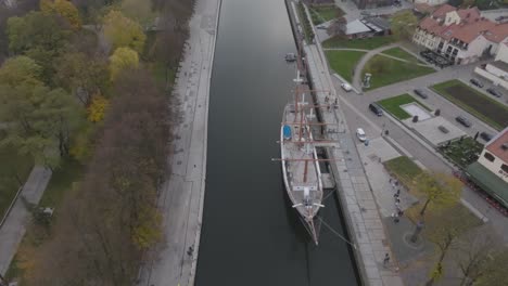 Der-Dane-Fließt-Im-Zentrum-Der-Stadt,-Wo-Sich-Am-Rechten-Ufer-Die-Altstadt-Befindet,-Am-Linken-Ufer-Der-Park-Renoviert-Wurde-Und-Im-Fluss-Das-Meridiansegelschiff-Steht