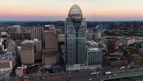 Gran-Torre-Americana-En-La-Ciudad-De-Cincinnati,-Durante-La-Puesta-De-Sol-En-Ohio,-Ee.uu.---Vista-Aérea