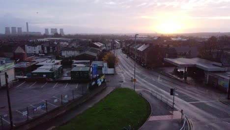 Vista-Aérea-Del-Amanecer-Lluvioso-Temprano-En-La-Mañana-Sobre-El-Concesionario-De-Automóviles-Británico-En-La-Urbanización-Industrial