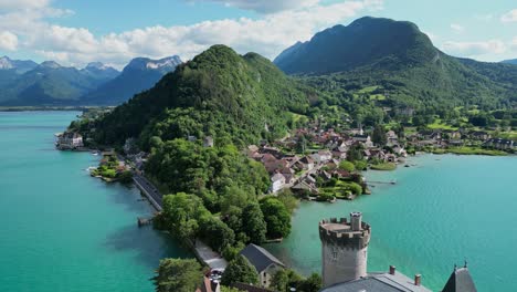 Chateau-Duingt-Und-Türkisblauer-See-Von-Annecy-In-Den-Französischen-Alpen---Antennenwagen-Rückwärts