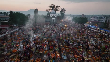 Vista-Aérea-De-Personas-Que-Respetan-A-Los-Muertos-En-Un-Cementerio,-Durante-El-Dia-De-Muertos,-En-La-Ciudad-De-México