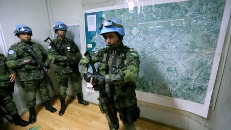 Centro-De-Comando-Táctico-De-Las-Fuerzas-De-La-Onu,-Soldados-Preparándose-Para-Una-Misión