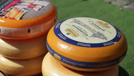 Round-Dutch-Cheeses-For-Sale-At-The-Gouda-Cheese-Market-In-The-Netherlands