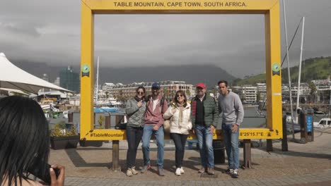 Los-Turistas-Posan-Para-La-Foto-En-El-Marco-De-La-Montaña-De-La-Mesa-En-La-Nube-De-Ciudad-Del-Cabo