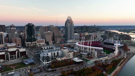 Luftbild-Zum-Great-American-Tower,-Sonnenaufgang-Im-Herbst-In-Cincinnati,-USA---Neigung,-Drohnenaufnahme