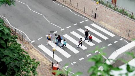 Los-Padres-Cruzan-A-Los-Estudiantes-De-La-Escuela-En-La-Cruz-De-Cebra-En-Hongkong