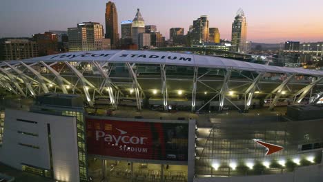 Vista-Aérea-Sobre-El-Estadio-Paycor,-Hacia-El-Horizonte-De-Cincinnati,-Puesta-De-Sol-En-Ohio,-Ee.uu.---Levantamiento,-Disparo-De-Drones