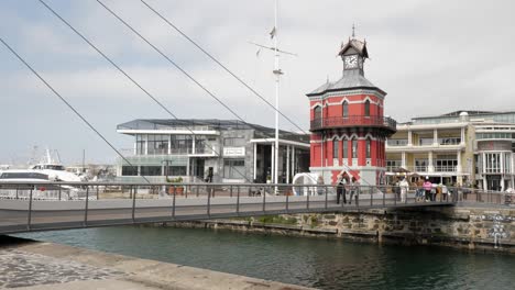 Zeitraffer-Von-Touristen,-Die-Die-Uhrturm-Drehbrücke-Von-Kapstadt-überqueren