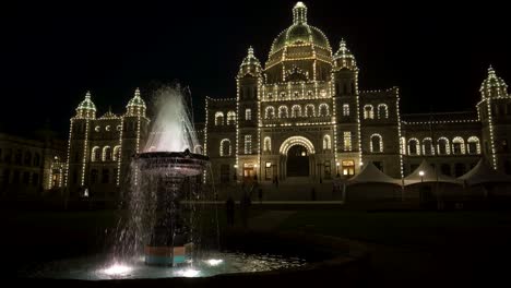 El-Edificio-Del-Parlamento-Y-La-Sede-De-La-Asamblea-Legislativa-Brillan-Por-La-Noche-Completamente-Iluminados-Con-Una-Fuente-Por-La-Noche