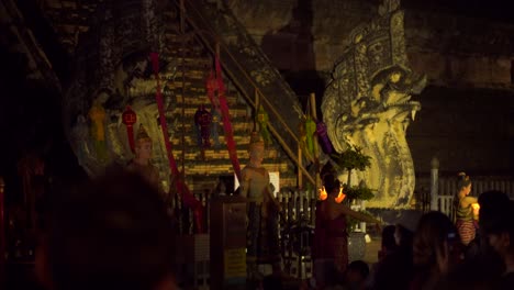 El-Tradicional-Tailandés-Baila-Frente-Al-Templo-Por-La-Noche.