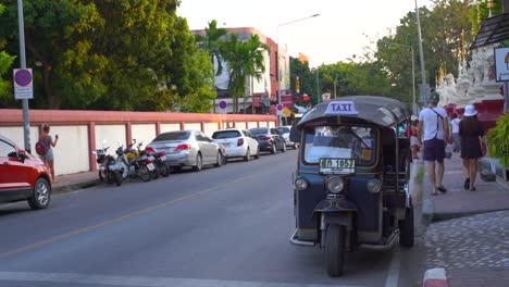 Typisches-Thailändisches-Tuk-Tuk,-Das-Am-Straßenrand-Mit-Passanten-Geparkt-Ist