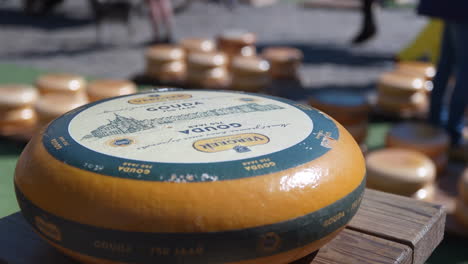 Queso-Gouda-Entero-Empacado-Y-Etiquetado-En-El-Mercado-De-Queso-Gouda-En-Los-Países-Bajos