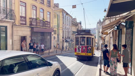 Tranvía-Tradicional-En-Las-Calles-De-Lisboa-Durante-El-Hermoso-Día-De-Verano