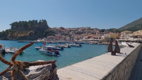 Lanchas-Ancladas-En-La-Ciudad-Costera-De-Parga,-Grecia