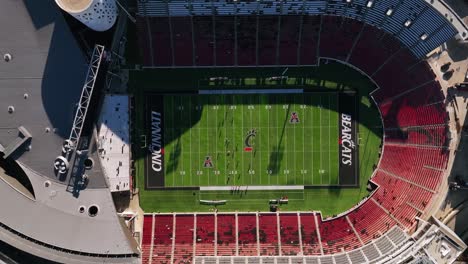 Vista-Aérea-Sobre-El-Estadio-Nippert-En-La-Universidad-De-Cincinnati,-Ee.uu.---De-Arriba-Hacia-Abajo,-Disparo-De-Drones