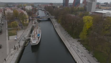 Der-Dane-Fließt-Im-Zentrum-Der-Stadt,-Wo-Die-Altstadt-Am-Linken-Ufer-Liegt,-Der-Park-Am-Rechten-Ufer-Renoviert-Wurde-Und-Das-Meridiansegelschiff-Im-Fluss-Steht