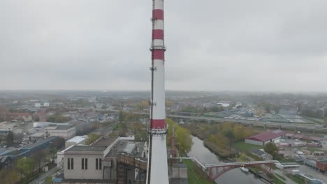 Una-Vista-Aérea-De-Una-Chimenea-De-Tubería-De-Calor-En-Un-Distrito-Industrial-En-Una-Mañana-Nublada-De-Otoño